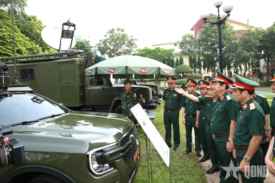 Trung tướng Trương Mạnh Dũng kiểm tra tại Binh chủng Thông tin liên lạc