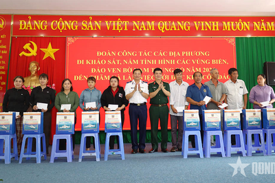 Đoàn công tác Cảnh sát biển Việt Nam thăm, tặng quà quân và dân đặc khu Côn Đảo