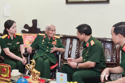 Lãnh đạo Bộ tư lệnh Quân khu 4 thăm Trung tướng Nguyễn Quốc Thước