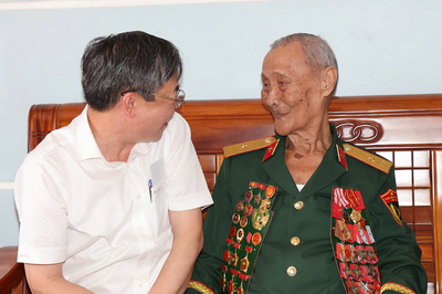 Cần Thơ thăm, tặng quà người có công với cách mạng