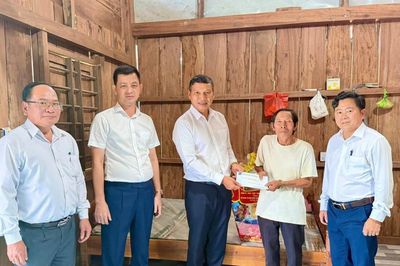 Lãnh đạo thành phố thăm, tặng quà các gia đình chính sách
