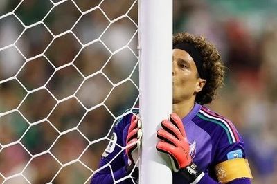 Thủ môn huyền thoại người Mexico, Guillermo Ochoa giải nghệ ở tuổi 41