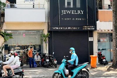 Hàng loạt cửa hàng kim cương đóng cửa: Bỏ ngỏ quyền lợi khách hàng