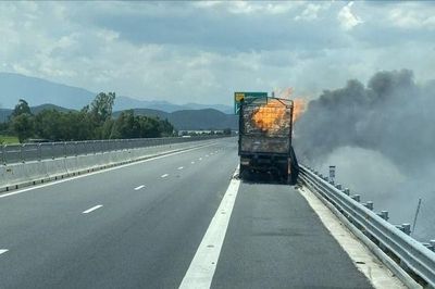 Xe tải chở bìa carton cháy trên đường cao tốc Vân Phong - Nha Trang