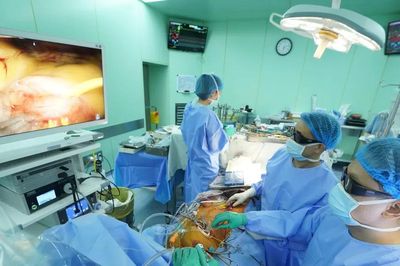 Phẫu thuật thành công cho người bệnh mắc đa van tim giai đoạn muộn bằng đường mổ chỉ 4cm