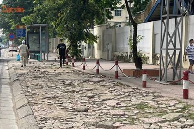 Cận cảnh vỉa hè nham nhở trên đường 70, lối đi bộ bị chia cắt từng đoạn