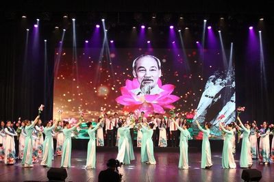 Tôn vinh cán bộ công đoàn tiêu biểu và trao giải Tiếng hát giáo viên toàn quốc