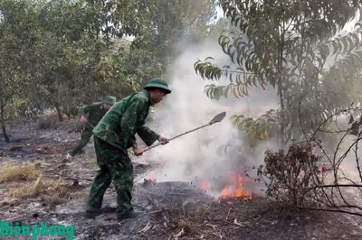 Đồn Biên phòng cửa khẩu cảng Chân Mây huy động lực lượng khống chế cháy rừng tại xã Chân Mây - Lăng Cô