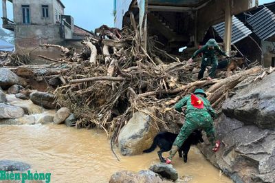 Bộ đội Biên phòng bám hiện trường, chạy đua với thời gian để tìm người mất tích ở Mường Than