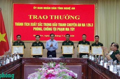 Trao thưởng lực lượng đấu tranh triệt phá đường dây buôn bán, vận chuyển ma túy qua biên giới