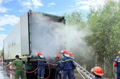 Xe tải chở 20 tấn sầu riêng bốc cháy trên đường Hồ Chí Minh
