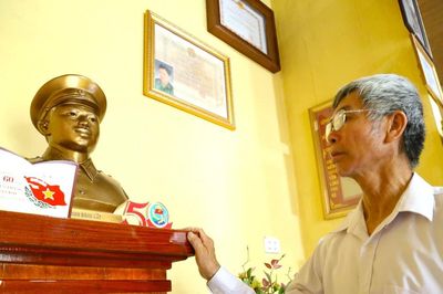 Đặt ba lô xuống, cầm lá cờ lên và ở lại với Tổ quốc