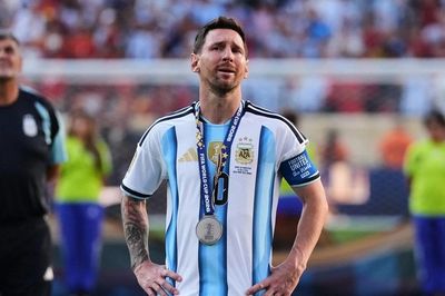 Messi né CĐV, vội rời sân bay khi trở lại Argentina