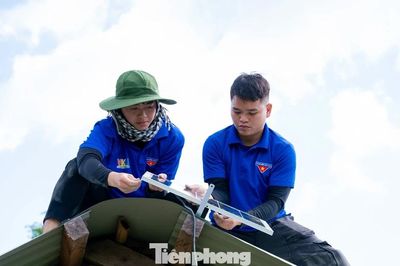 Sinh viên vượt đường đèo dốc lên thắp sáng vùng núi Đà Nẵng