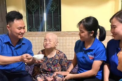 Bữa cơm tri ân ấm áp của tuổi trẻ Đất Tổ