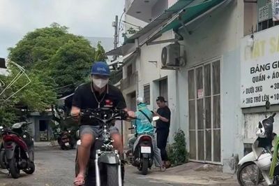 Công an mời người điều khiển xe điện '5 không' ở TPHCM đến làm việc