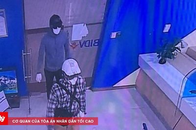 Từ cựu CEO đến vụ cướp tạo 'cơn mưa tiền' giữa phố Hà Nội