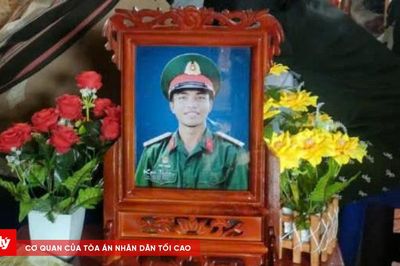 Quân nhân Kpă Thiêp được thăng quân hàm từ Hạ sĩ lên Thượng sĩ