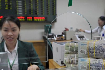 Vì sao cổ phiếu dầu khí bị bán tháo khi giá dầu vẫn neo cao?