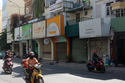 Người dân tiếc nuối trước cảnh đìu hiu của phố váy cưới nổi tiếng ở TPHCM
