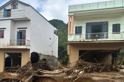 Cận cảnh những ngôi nhà bị lũ 'ngoặm' trơ móng sau trận lũ quét kinh hoàng