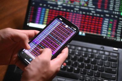 Loạt cổ phiếu giảm kịch sàn, VN-Index mất hơn 62 điểm
