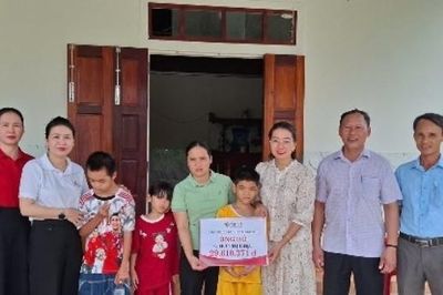 Trao hơn 29 triệu đồng tới gia đình chị Hồ Thị Diệu ở Quảng Trị