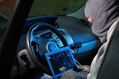 Nguy cơ ô tô bị hack đánh cắp dữ liệu khi cập nhật phần mềm qua mạng