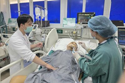 2 người đàn ông được cứu nhờ điều phối khẩn thuốc từ nước ngoài về Việt Nam