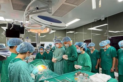 Hàng chục y bác sĩ cúi đầu tri ân người đàn ông ở Hà Nội hiến tạng