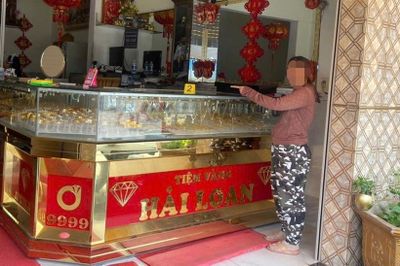 Khởi tố 'nữ quái' có 7 tiền án, tiếp tục trộm cắp tài sản tại tiệm vàng