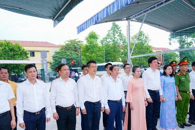 Phó Bí thư Tỉnh ủy Võ Thị Minh Sinh dâng hương tri ân các Anh hùng liệt sĩ, thăm gia đình người có công tại xã Đô Lương