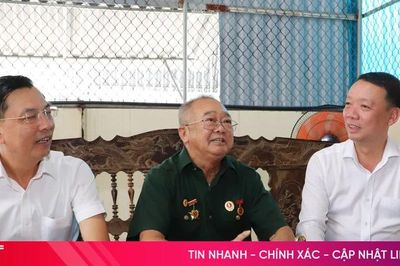 Chủ tịch UBND tỉnh Phan Thiên Định thăm hỏi, tặng quà gia đình có công với cách mạng