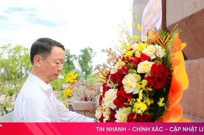 Chủ tịch UBND tỉnh dâng hương địa chỉ đỏ, tặng quà người có công