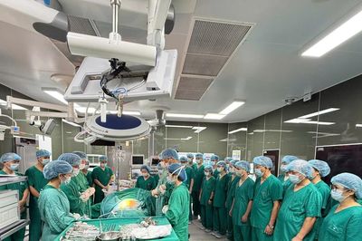 Một cuộc chia tay của người đàn ông đã thắp sáng cho ba cuộc đời khác
