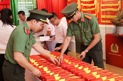Công an TP Hồ Chí Minh tiếp nhận hơn 150 di ảnh liệt sĩ được phục dựng