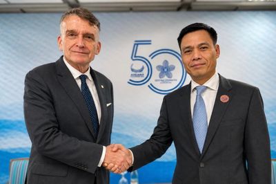 Thứ trưởng Ngoại giao Đặng Hoàng Giang gặp Quyền Giám đốc UNRWA