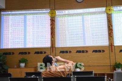 VN-Index 'bốc hơi' hơn 62 điểm, thị trường chìm trong sắc đỏ