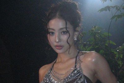 Jihyo (TWICE) gây sốt với tạo hình gợi cảm, chị gái Gong Seung Yeon cũng phải thốt lên