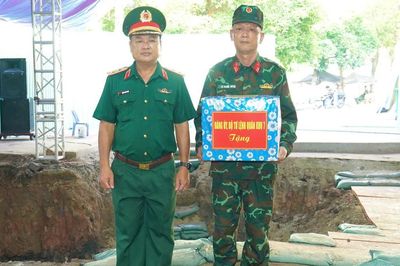 Đoàn công tác Quân khu 7 thăm và tặng quà các lực lượng tìm kiếm, quy tập hài cốt liệt sĩ