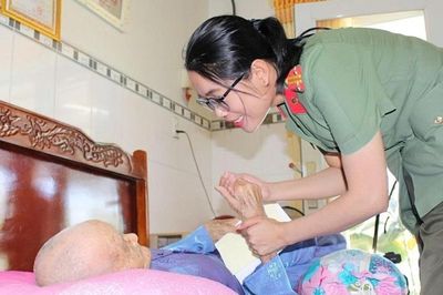 Phụ nữ Công an An Giang nhận phụng dưỡng suốt đời Mẹ Việt Nam Anh hùng Nguyễn Thị Bồi