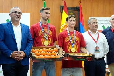 Vô địch World Cup, Gavi và Fabían Ruiz được tặng món quà đặc biệt khi trở về quê nhà