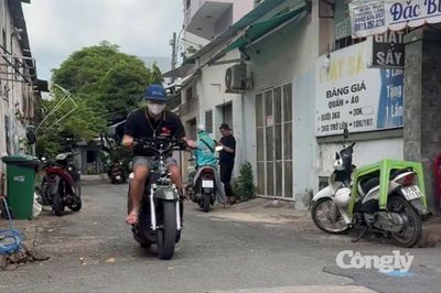 Phạt thanh niên chạy xe điện không biển số, không đội mũ