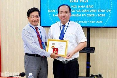 Phó Chủ tịch Thường trực UBND tỉnh An Giang Nguyễn Thanh Phong nhận Kỷ niệm chương Vì sự nghiệp báo chí Việt Nam