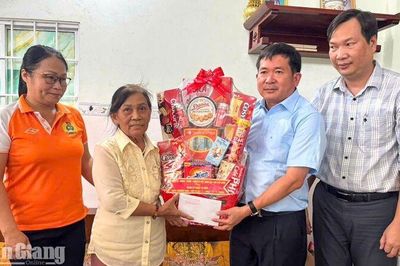 Phó Bí thư Tỉnh ủy An Giang Đinh Văn Nơi tri ân người có công tại Phú Quốc