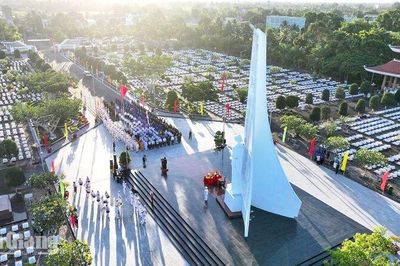 Đoàn cán bộ tỉnh An Giang dâng hương tưởng niệm các Anh hùng liệt sĩ
