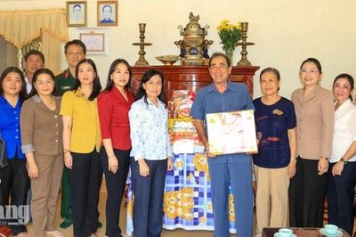 Phó Chủ tịch HĐND tỉnh An Giang Đinh Thị Việt Huỳnh thăm người có công tiêu biểu