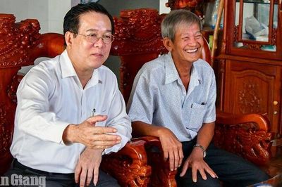 Trưởng Ban Tổ chức Tỉnh ủy An Giang Phạm Hoàng Nam thăm gia đình chính sách hai xã Đông Thái, An Biên