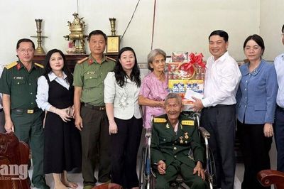 Phó Chủ tịch UBND tỉnh An Giang Lê Trung Hồ thăm gia đình người có công tiêu biểu hai xã Vĩnh Gia và Ô Lâm