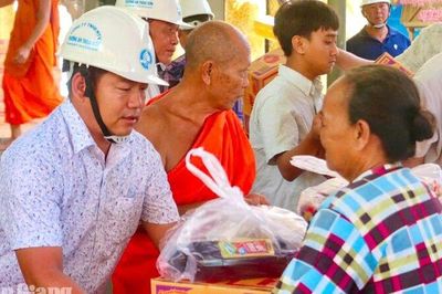 Trao 250 suất quà cho hộ nghèo, cận nghèo ở xã Hòn Đất